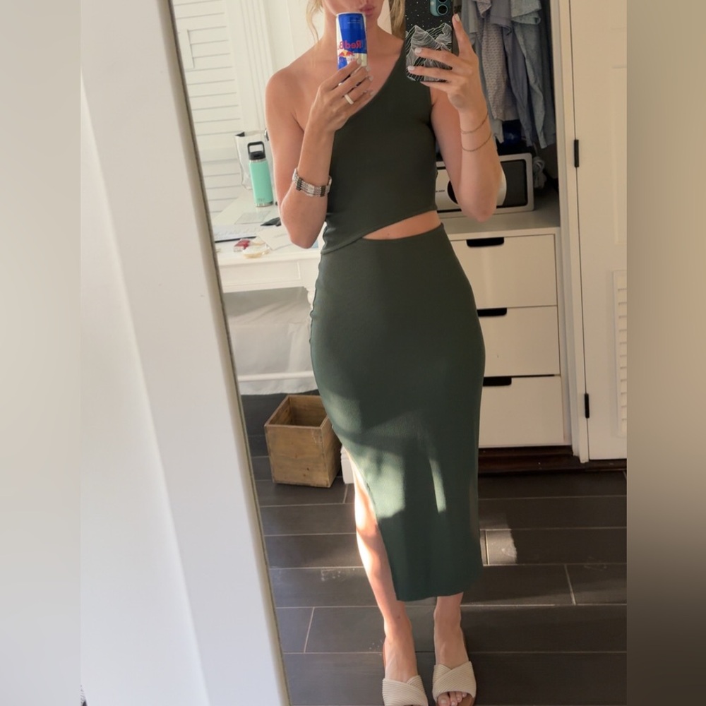 Elegant Green One-Shoulder Dress